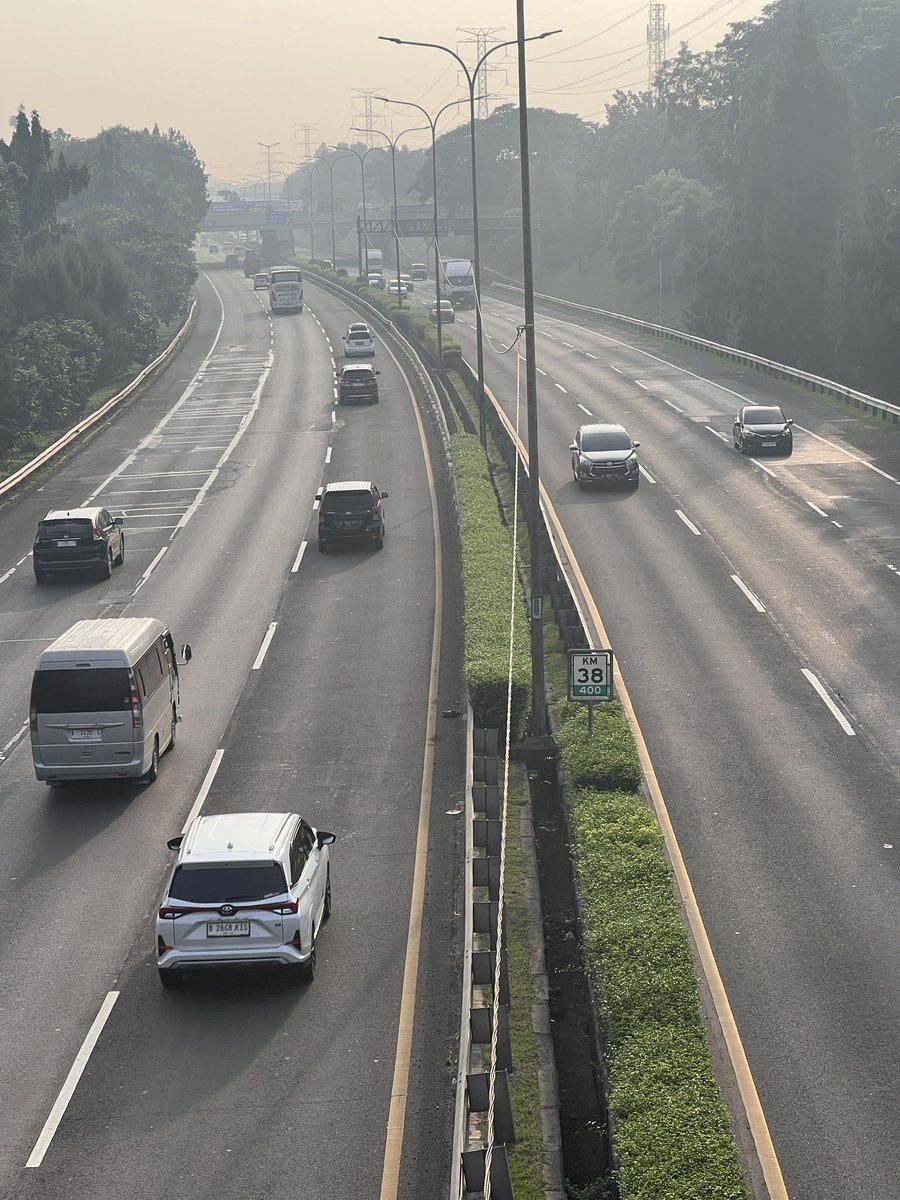 Heru_MUFC's tweet photo. 07.50 Tol Jorr KM.38 kedua arah lancar, cuaca cerah, hati2 semoga selamat smp tujuan utk mudiker @TMCPoldaMetro @SonoraFM92 @RadioElshinta @BekasiUrbanCity @tvOneNews @Metro_TV #infomudik https://t.co/p4rb6Lkwfs