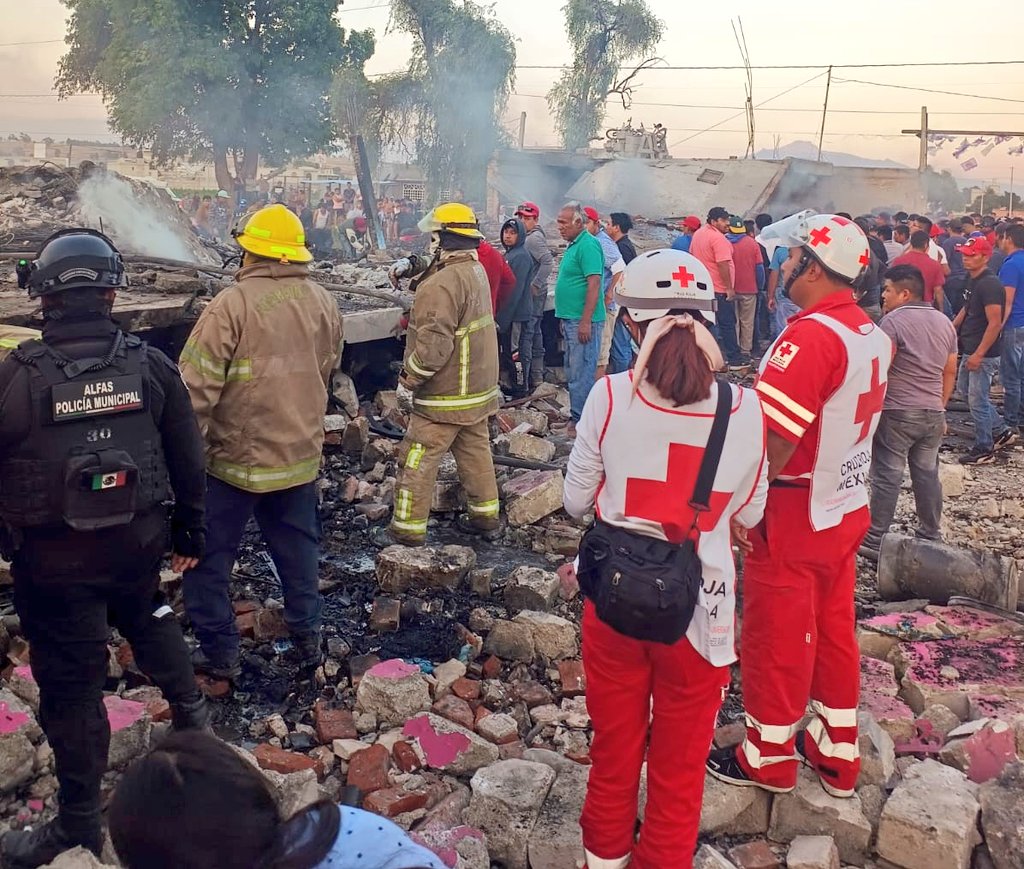 CruzRojaPue's tweet photo. ⏰🔥 #ÚltimaHora | Ante el registro de una explosión en la comunidad de Santa María #Moyotzingo, en el municipio de #SanMartínTexmelucan, personal de #Socorros de @CRMSanMartinTex labora en el lugar para mitigar riesgos y atender posibles víctimas.

🚑🚨📰 Seguiremos informando. https://t.co/bdomWO6NBn