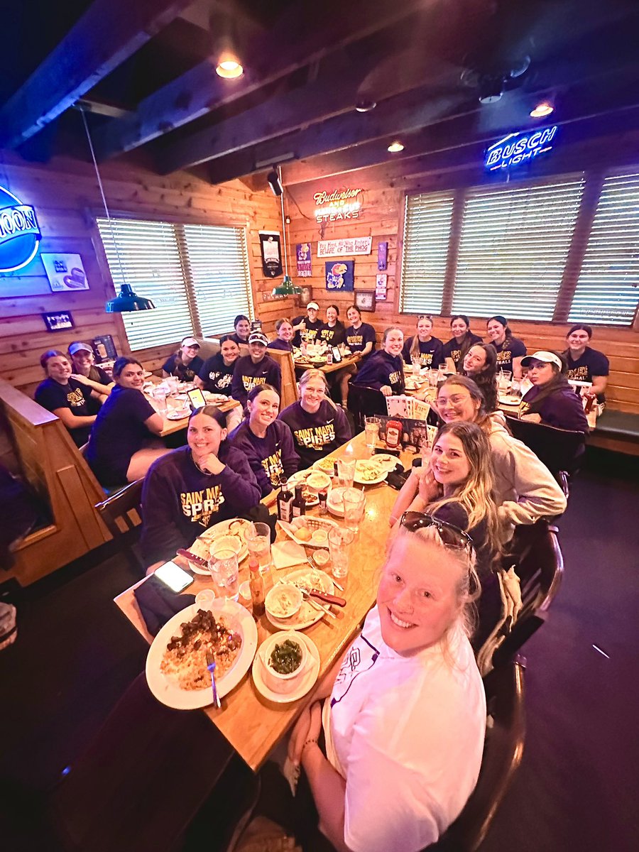 USMSoftball's tweet photo. TEAM dinner at Texas Roadhouse 🙌🏼😋
We celebrated Coach Ski’s birthday a little late too 😉😂

Tomorrow is GAME DAY!!!! 💙💛 https://t.co/CbJMrbEctd