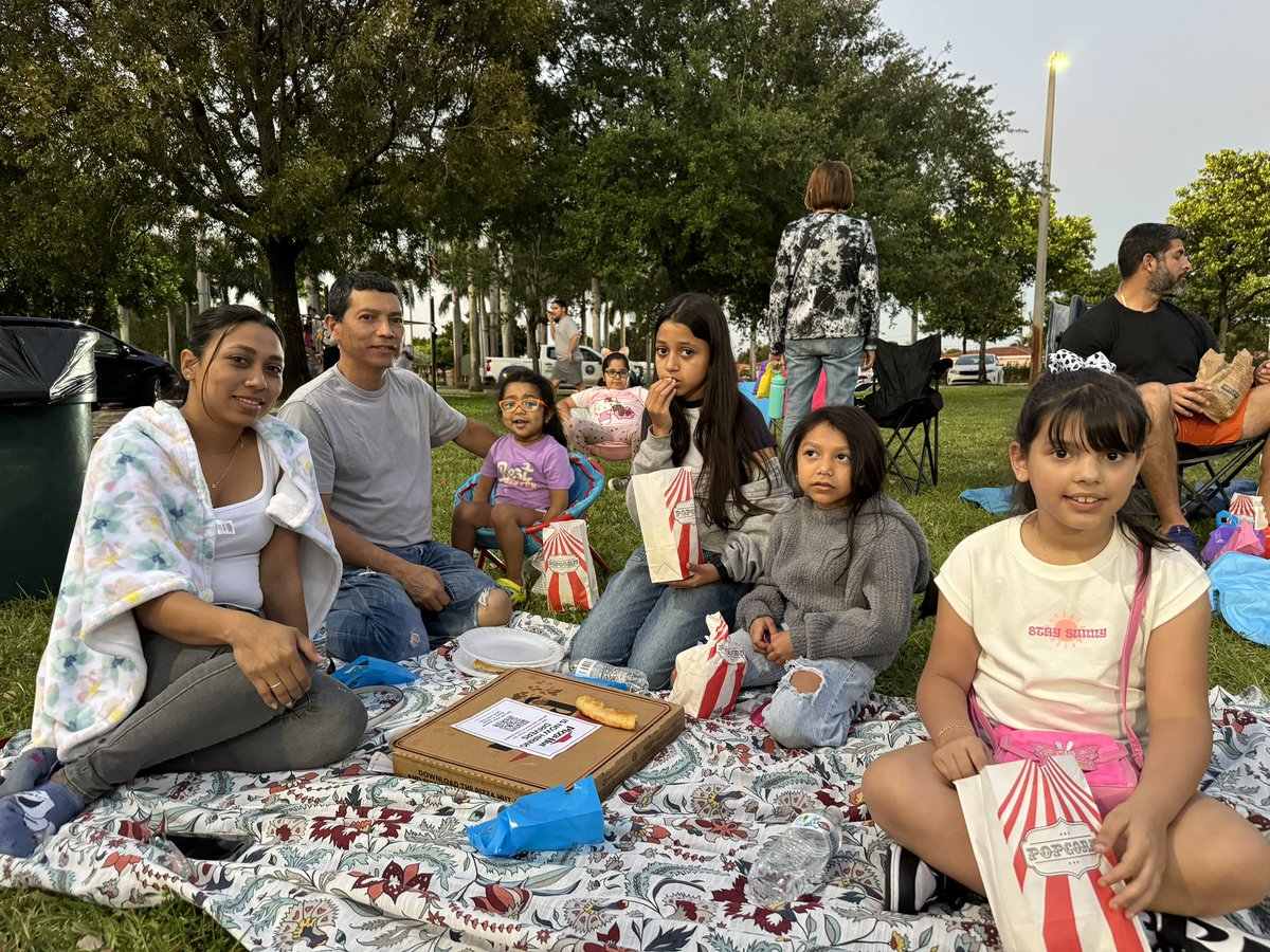AmbCabrera's tweet photo. 🍿🎥 Thanks to everyone who joined @miguelgabela and #TeamCabrera in Grapeland Heights to watch Super Pets! It's always great to see so many families come out and enjoy a movie night!✨

#FlaPol #DadeFirst https://t.co/wZc0hkzMha