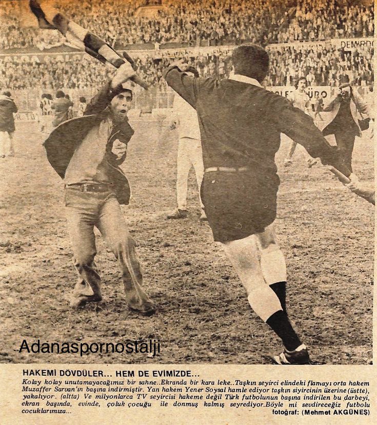 1975 Fenerbahçe Adanaspor maçı Maçı Adanaspor 0-1 kazanıyor. Skoru kabullenemeyen Fenerbahçe taraftarı sahaya iniyor elindeki sopayı hakemin kafasına indiriyor…