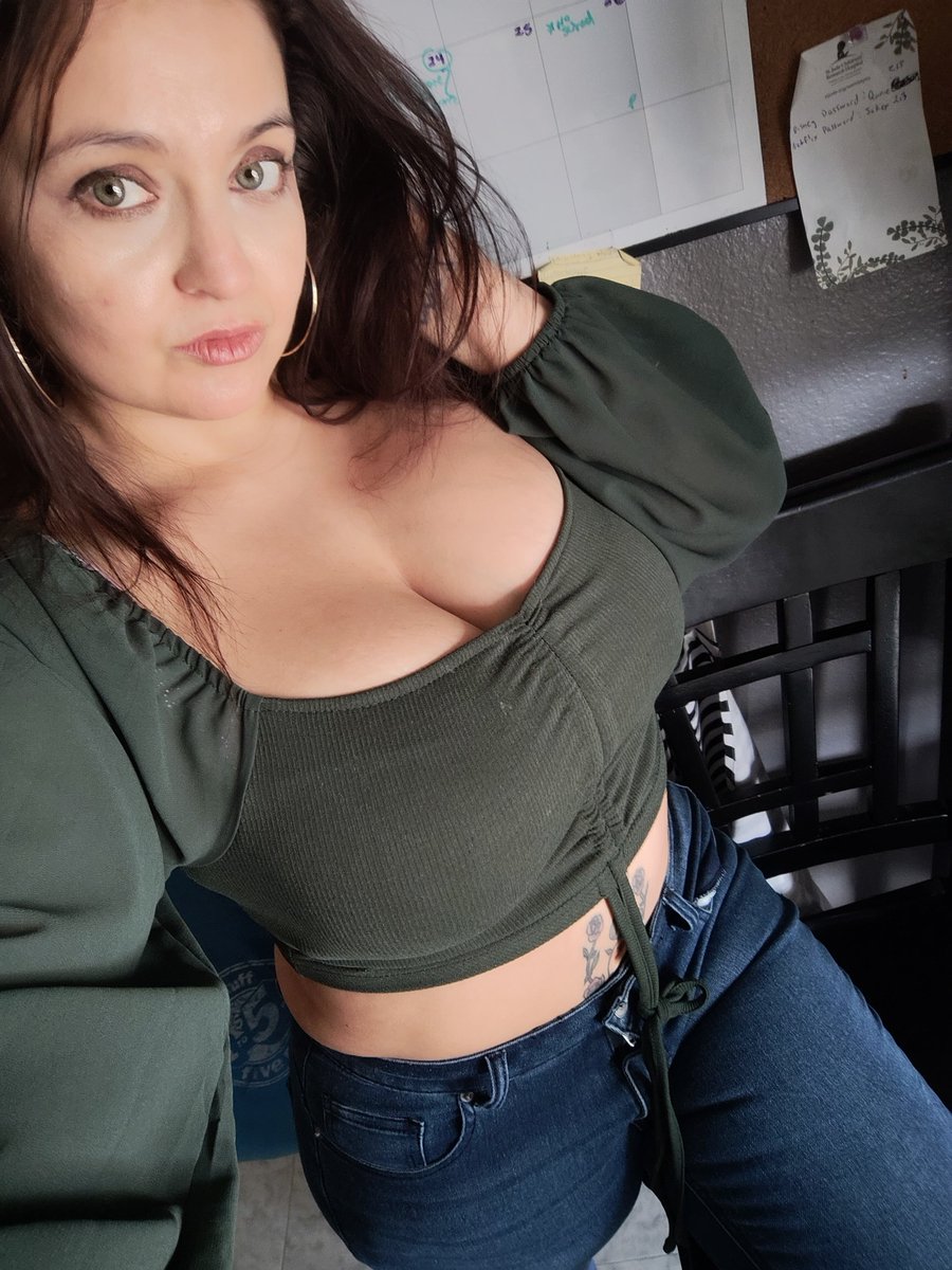 Friday Selfie! #LASVEGAS #vegasgirl #greeneyes #momof4 #wifey  #friyay  #Virgo #🐯 #fridayselfie  #selfie #spring #favedayoftheweek #702 #hoops #olivecomplexion #nofilter #friday #selfiequeen  #hashtagqueen #brunettes #blackcherryhair