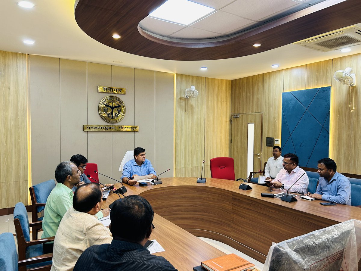 मण्डलायुक्त अनिल ढींगरा ने संबंधित अधिकारियो के साथ आयुक्त सभागार में नक़हा क्रासिंग 5ए, आर०ओ०बी० के संबंध में किया बैठक, दिया निर्देश। @UPGovt @ChiefSecyUP