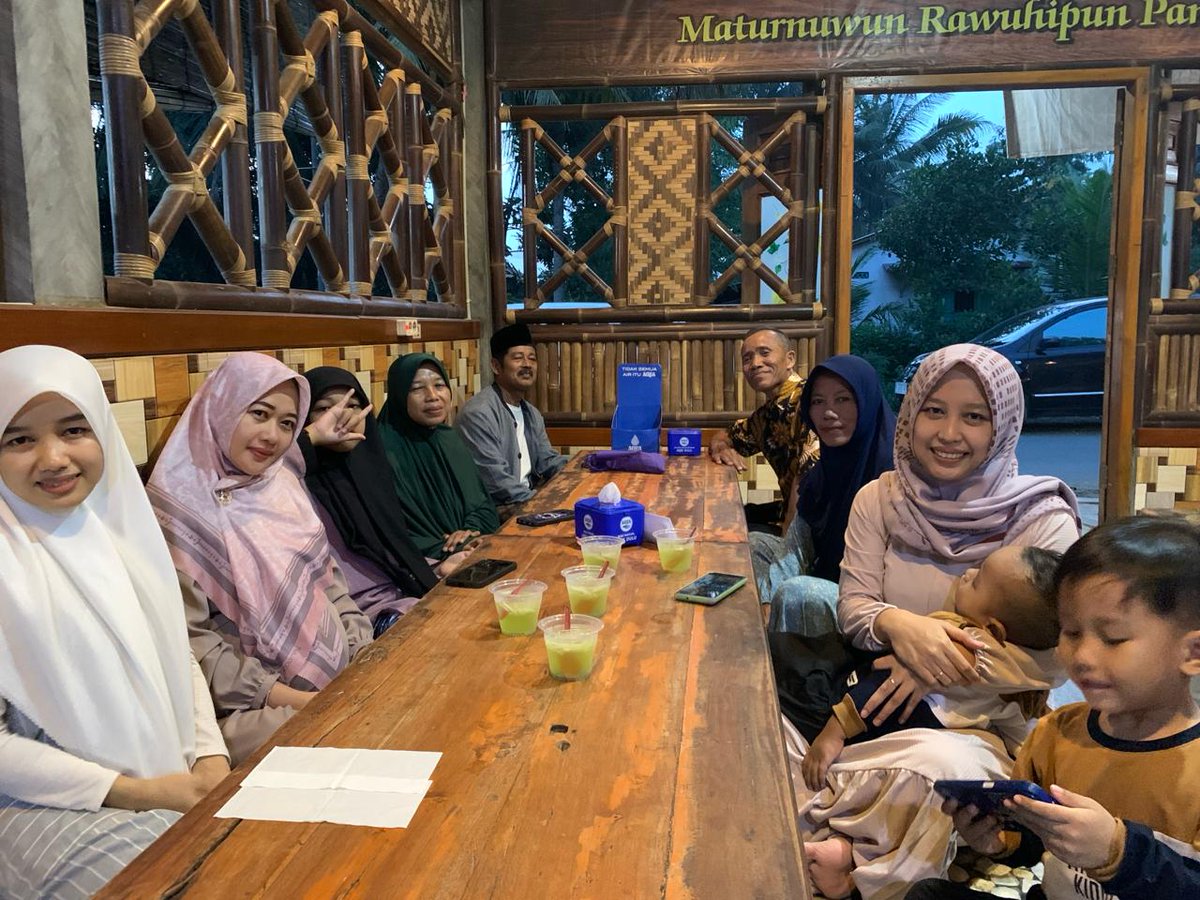 nnandaayu's tweet photo. Allhamdulilah tahun pertama bukber sama keluarga dari suami alias aku punya mertua🤭🤍 https://t.co/uS5mqHrlN7