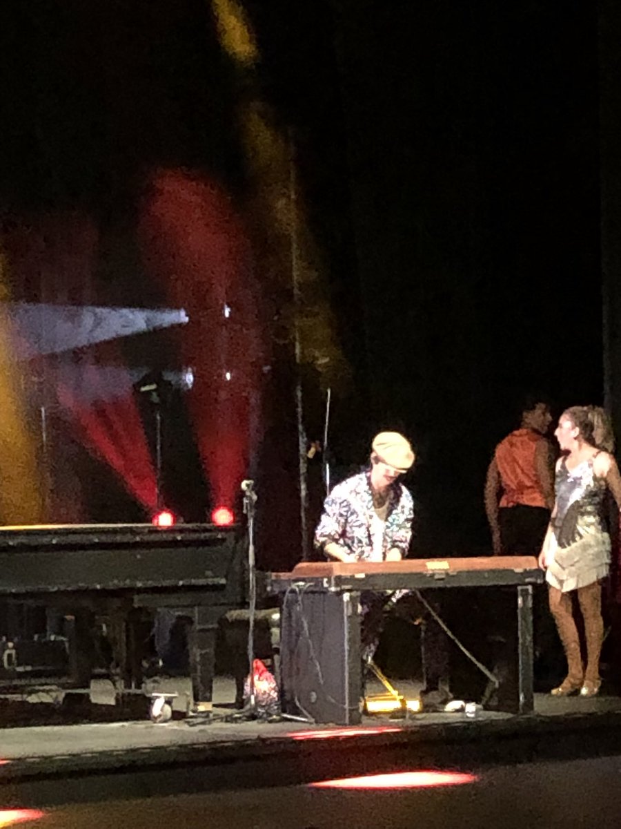 Muchos salseros ponen a gozar en piloto automático. Pero hoy <a href="/PambeleLa/">La Pambelé</a> dio una lección de profesionalismo, guajeos y respeto por la música. Dos horas y media de espontaneidad y también de enorme sincronía. Un espectáculo calculado al milímetro pero dotado de la emoción del azar.