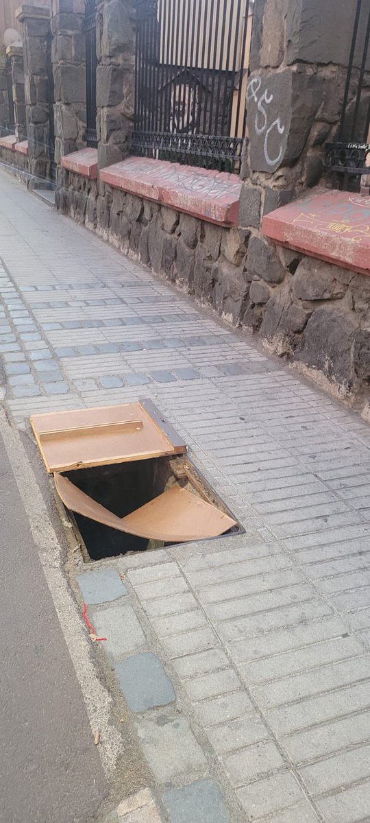 Esto sigue igual o peor <a href="/Muni_Stgo/">Santiago</a>: ahora a metros, sobre Carmen frente a las monjas clarisas, hay un nuevo agujero mal tapado 🙄
<a href="/barriosanisidr/">Barrio San Isidro</a> <a href="/ArgomedoVecinos/">Vecin@s Argomedo</a> <a href="/BFranklinHuemul/">Barrio Franklin - Huemul</a> <a href="/JJVVElProgreso/">JJVV El Progreso Stgo Centro</a>