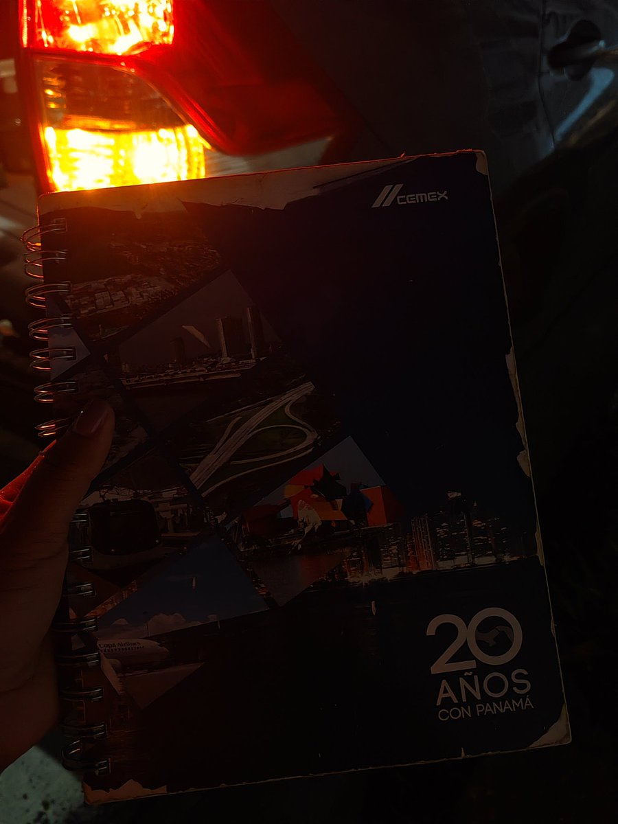 Chrissty11's tweet photo. La santa bíblia... El cuaderno del aprendiz, luego cuaderno de consultas, luego cuaderno de referencia para nuevos aprendices. MI libreta de apuntes del 2017 🤣. https://t.co/jYtKiCh2Ke
