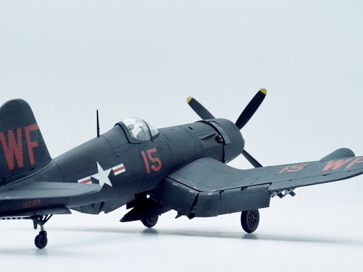 FuwakuT's tweet image. F4U-5N完成。
真っ黒なコルセアが作りたくて。
単調な黒一色はやめようとしたら、退色させすぎたかも。

#プラモデル 
#F4U
#ハセガワ
#新作
