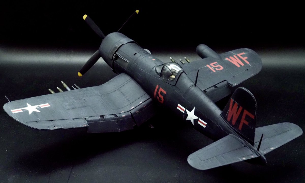 FuwakuT's tweet image. F4U-5N完成。
真っ黒なコルセアが作りたくて。
単調な黒一色はやめようとしたら、退色させすぎたかも。

#プラモデル 
#F4U
#ハセガワ
#新作