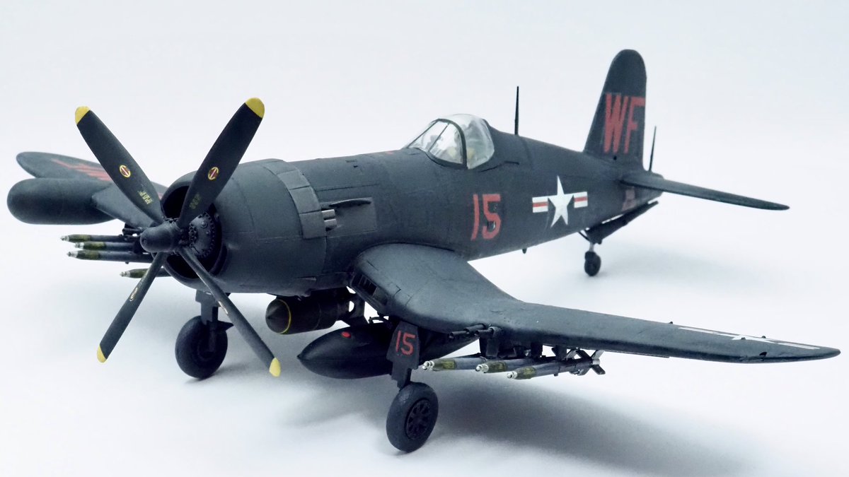 FuwakuT's tweet image. F4U-5N完成。
真っ黒なコルセアが作りたくて。
単調な黒一色はやめようとしたら、退色させすぎたかも。

#プラモデル 
#F4U
#ハセガワ
#新作