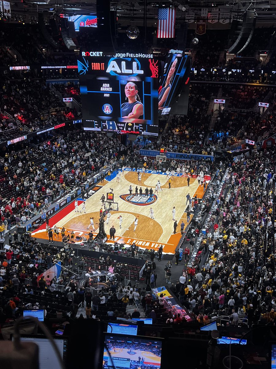 Less than 10 minutes till tipoff here at Rocket Mortgage Fieldhouse in Cleveland, OH as No. 1 Iowa women’s basketball team takes on No. 3 UConn in the Final Four of the NCAA Tournament.

The winner takes on South Carolina in the National Championship. Lock in. 

<a href="/TheDailyIowan/">The Daily Iowan</a>