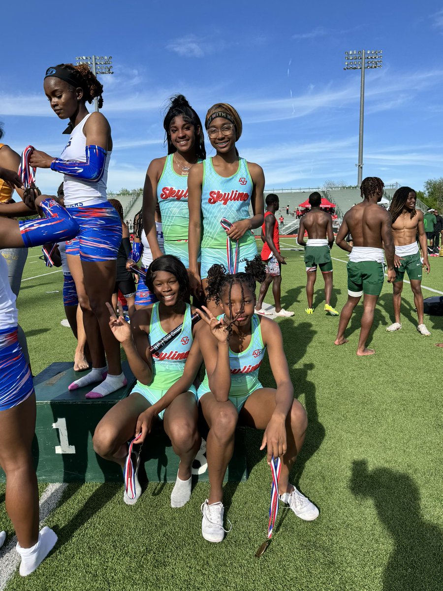 CoachJJ1's tweet photo. 4x2 survived another week and have advanced to the Area meet. https://t.co/qTxX9QRsmf