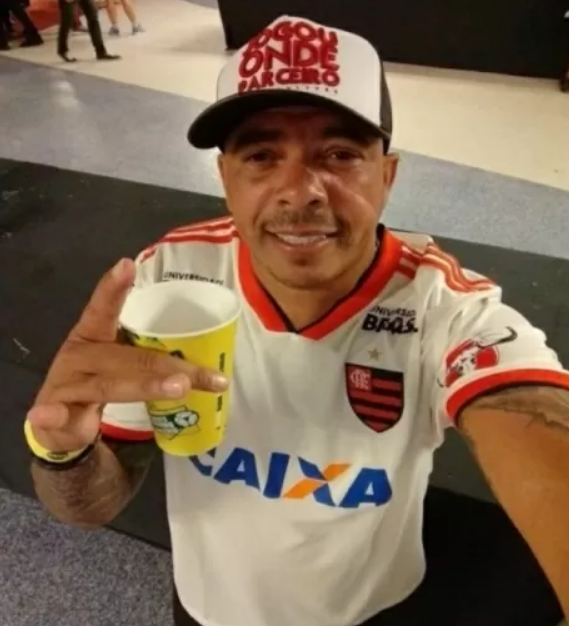 goleada_info's tweet photo. Jorge Alexandre foi preso pela Polícia Civil do Rio por suspeita de extorsão e agiotagem.

O vigilante é segurança pessoal de Rodolfo Landim, presidente do Flamengo.

🗞️ @UOLEsporte 
📸 Reprodução | Alexandre Vidal/Flamengo https://t.co/d4LzUuLSAx