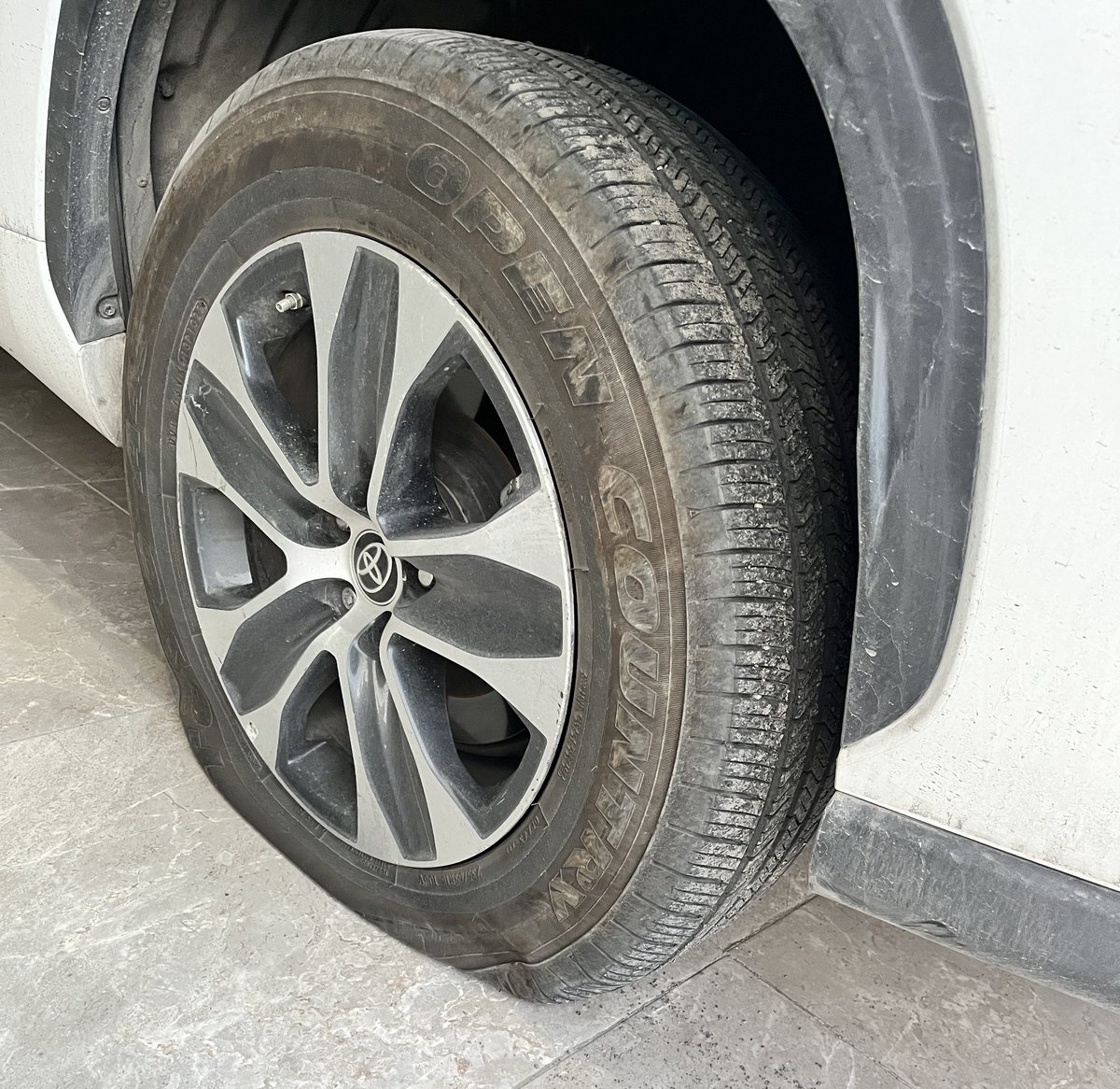 RickTurruAM's tweet photo. Así es vivir en #SanNicolas llegas a la casa y por más que querías esquivar los baches, en uno terminas cayendo. Esto pasó en Av Nogalar y Av. Los Ángeles y @daniel_carrillo en su campaña para alcalde dice “síguele con madre”, arregla las avenidas que esa es tu chamba! @Cicmty https://t.co/0LVXFHNMAE