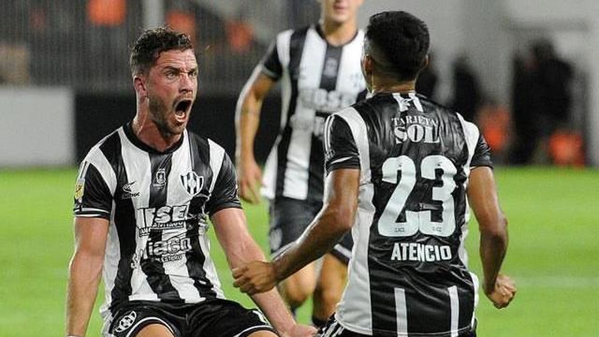 #CopadelaLiga fecha 13 Zona B
Este sábado desde las 18.30hs
#EstudiantesLP vs #CentralCordoba 
Escucha el partido como siempre por
#RadioPanorama 100.1 mhz 📻⚽️
Relata: 🎙Guillermo Fernández.
Comenta: 🗣Ramón Ávila.
<a href="/EL_CLASICORADIO/">EL CLASICO</a>