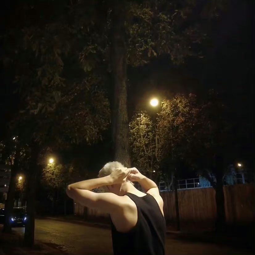 뼈다구 목걸이도 비슷한 맥락임

목걸이 빼고 차는거? 악세사리 관심 없으면 진심 그것만큼 어렵고 짜증나는 일이 없음
특히 소중한 목걸이는 샤워할때도 빼놓고 하는데 이붜는 연옌이라 더 수시로 뺏다꼇다 하는데도 꾸준히 한다?

얘한테 이게 ㅈㄴ의미있고 ㅈㄴ소중하다는거임