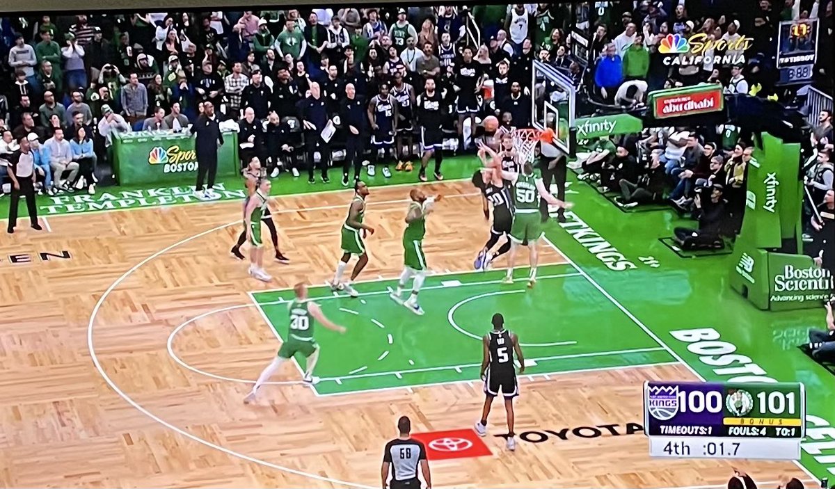 Zast29's tweet photo. @SacramentoKings Not a foul @OfficialNBARefs ? https://t.co/O2unGTUjdx