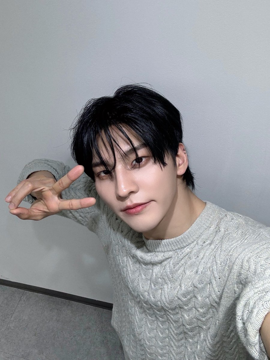 VannerOfficial's tweet photo. [#GON]

Love you❤️ with SK😝

#VANNER #배너 #곤 https://t.co/OLXfIqfOyd