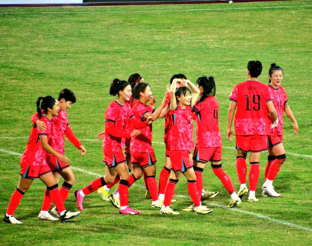82_heeya's tweet photo. 장슬기 선수의 세번째 골 이후⚽️

24.4.5. vs 필리핀

#대한민국 #여자축구 #국가대표
#장슬기 #장슬기선수 #골⚽️
#세레모니 #하트세레모니🙆‍♀️ https://t.co/dOTUlyMEh9