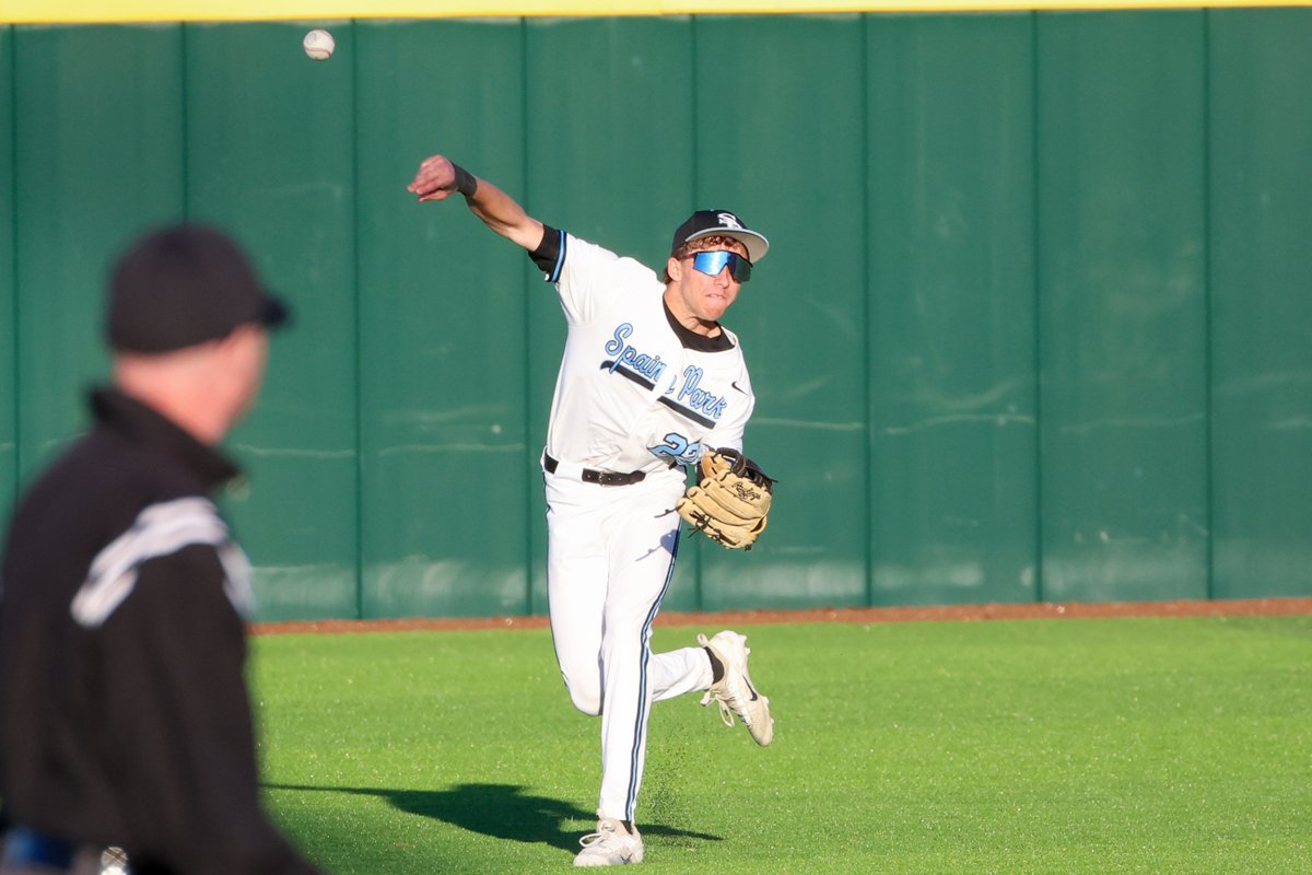 andrewtsimonson's tweet photo. Spain Park and Oak Mountain split their area series as the Jags pulled away late in game one and the Eagles used a solid two-way showing by Kevin Jasinski to take game two.

Story by @traley34 &amp; Photos by @harrisonfamily7: https://t.co/qU2PaecL9s https://t.co/8YBYBjZXIW