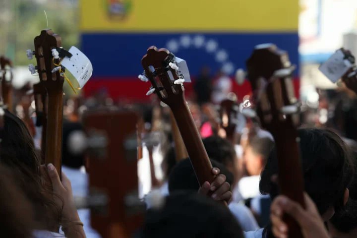 ✨Alrededor de 10.000 cuatristas acudieron al llamado del presidente Nicolás Maduro y el ministro del Poder Popular para la Cultura, Ernesto Villegas Poljak, para hacer resonar el cuatro en todo el país y así conmemorar el primer “Día Nacional del Cuatro”. 📸GT #VenezuelaEsUnBTA