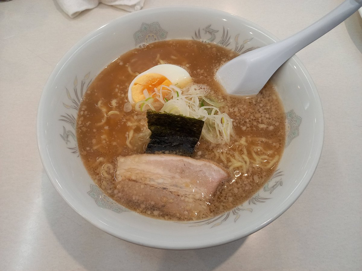 ラーメンどこでしょう？リターンズ。 ※その当時の画像です。 まだラーメン食べれないから過去の画像を。 2023年11月23日訪問。とある帯広市のレストラン屋さん。今回は味噌ラーメン食べました。昔ながらの味で私は大好きな🎵メロンソーダが付くのがいいですね！ どこでしょう？ #ラーメン　#帯広市