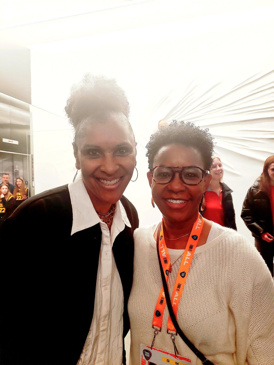 The one and only Lynette Woodard !!!! Womens Basketball Legend. Pioneer, 1st female member of the Harlem Globetrotter, WBOH Always great to see my sis ❤