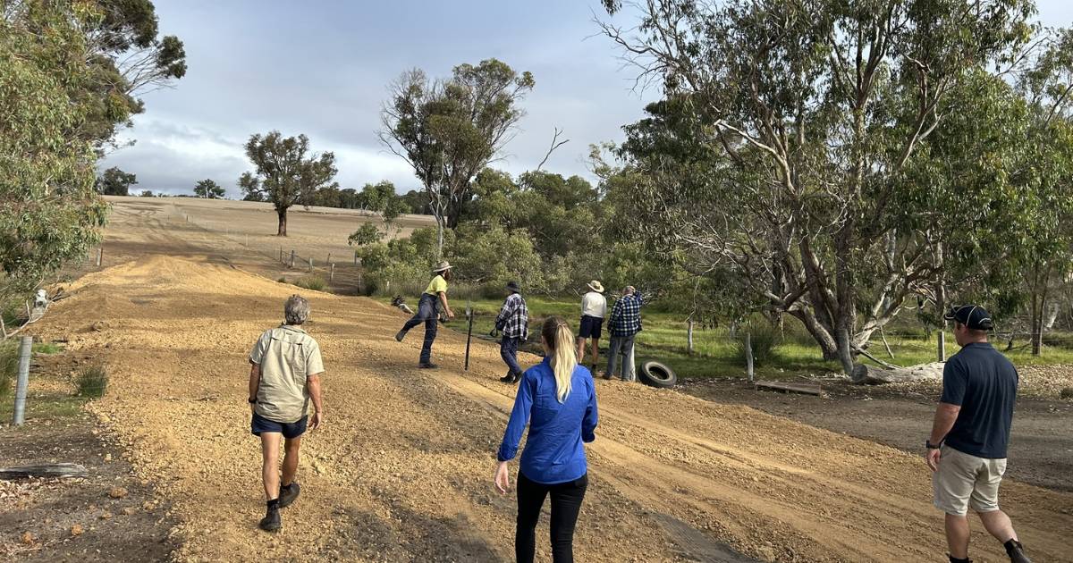 RegenWa's tweet photo. The team were recently out and about learning about regen farming and landscape function with Col Bowey 🌱🧑🌾
Read all about the chats they had around the kitchen table and the insights they gained here: https://t.co/DH1mg9t0tT
#regenag #soilhealth #soilwise https://t.co/FL6J7zSf6X