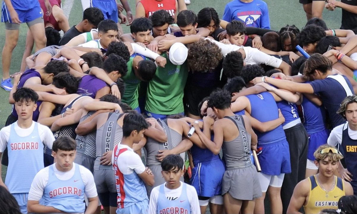 Nothing makes my heart ❤️ more full than to see these young group of guys come together in prayer 🙏. Very proud of you Zeke and @Gene_Palmer08 . @JHerrera_EMS @RealJesseTovar @Prep1Media @Prep1USA @MontwoodFB @RRodriguezJr2 . It’s who we are.