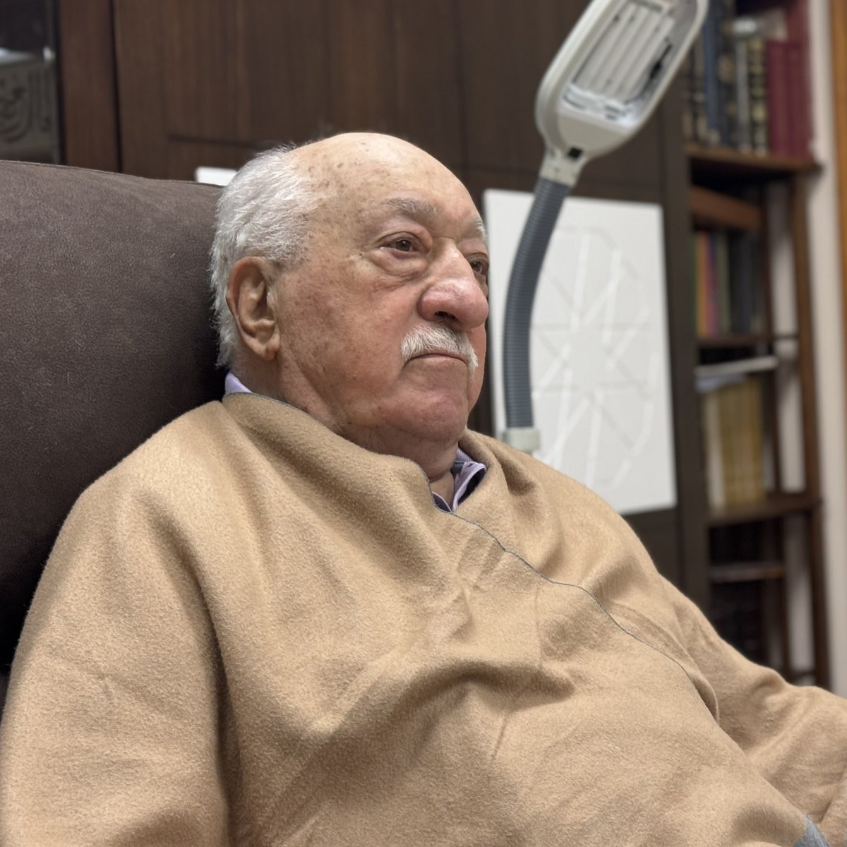 Mahza hayır olan Leyle-i Kadir’in bütün kardeş, arkadaş ve dostlarımız için bir necat, bir bereket ve umum hayırlar için bir vesile olmasını Cenab-ı Erhamurrâhimîn’den niyaz ederiz. Gecenizi tebrik eder ve bu akşamdan almış olduğumuz bu fotoğrafı sizlere hediye etmek isteriz.