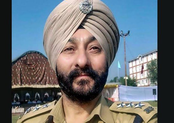 Remember this Guy?

He is Davinder Singh, the Kashmir Police officer, who was Arrested in a Car with Terrorist Hizbul in 2020.

-He received a Gallantry Medal from the Government in 2018.
-He was the Reason for 2001 Parliament attack.
-He had a Great Role in Pulwama Attack 2019.…