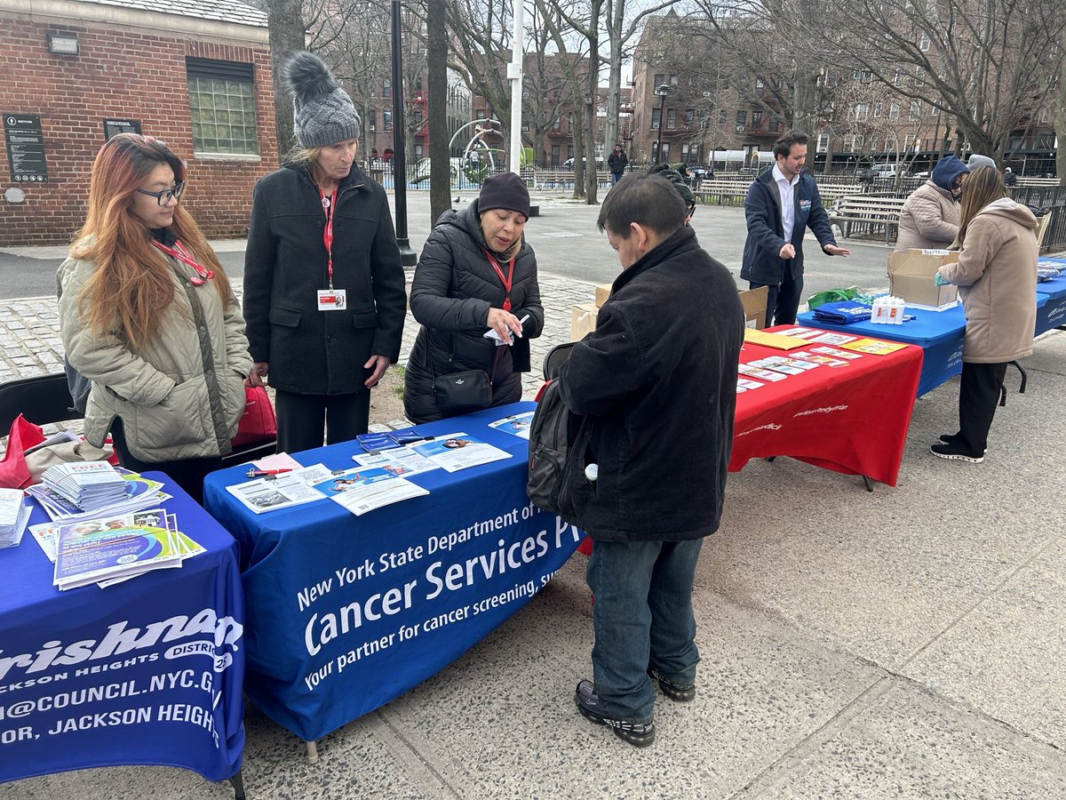 We celebrated the last day of #NationalPublicHealthWeek with a cancer screening awareness resource fair at @NYCParks CC Moore! Thanks @NYCHealthSystem Elmhurst, @WeillCornell, @TEALWALK, @KCSNY, & @HealthNYGov for joining us! Detecting cancer early is key in successful treatment!