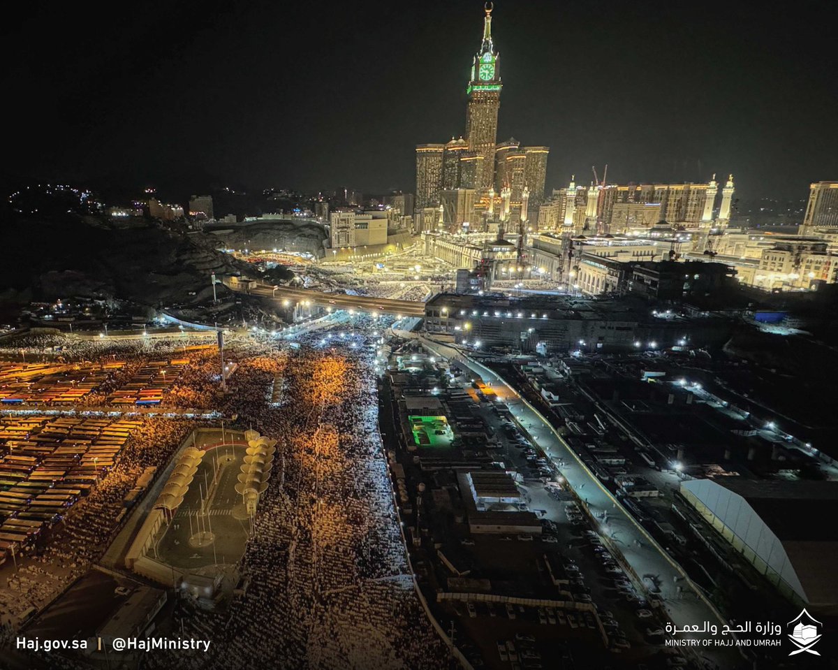HaramainInfo's tweet photo. Thousands perform prayers on the 27th Night of Ramadan https://t.co/5i0Ony9c2A