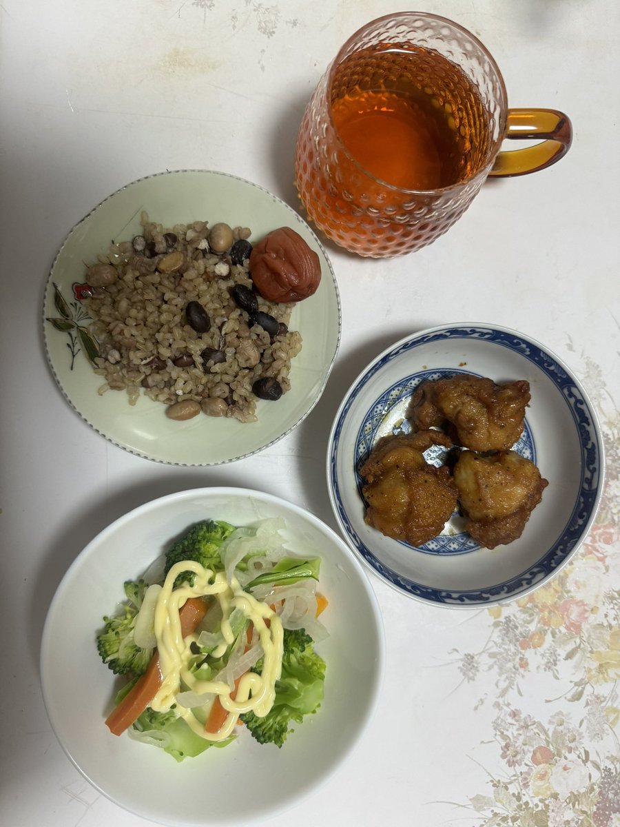 ＃お昼ごはん
小豆黒豆玄米押し麦
味の素唐揚げ
ブロッコリーにんじん玉ねぎにんにくレンチン
梅干し
桑の葉茶ルイボスティーサラシアブレンド