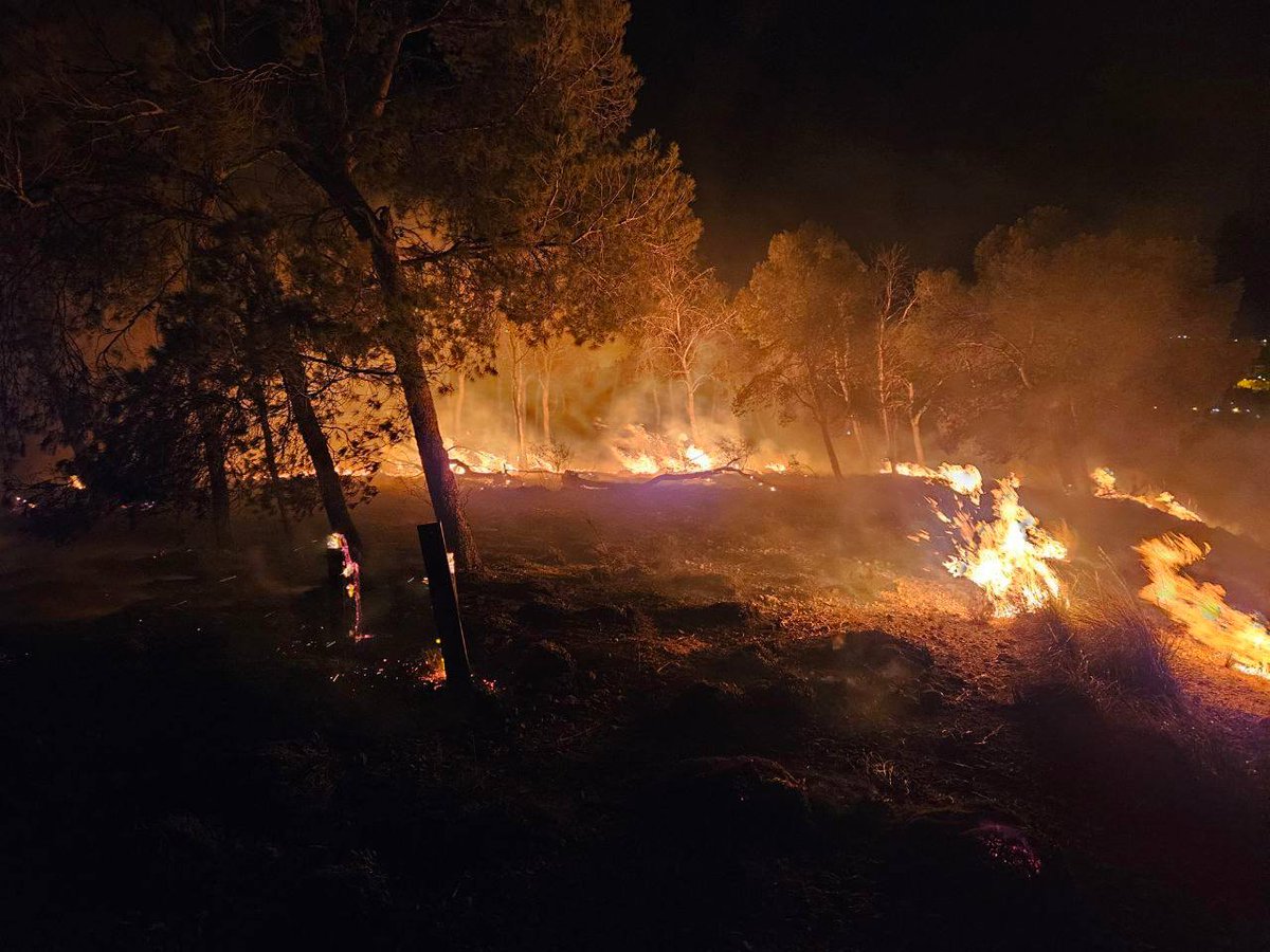 112rmurcia's tweet photo. 2:57 h.- Técnico de extinción  da por controlado el incendio forestal #IFCieza. Se retiran progresivamente los efectivos, quedando agentes medioambientales @aamm_murcia  y brigadas forestales @defensaforeMUR   asegurando la zona calcinada

📸facilitadas por @MurciaForestal https://t.co/em5zVsZE4B