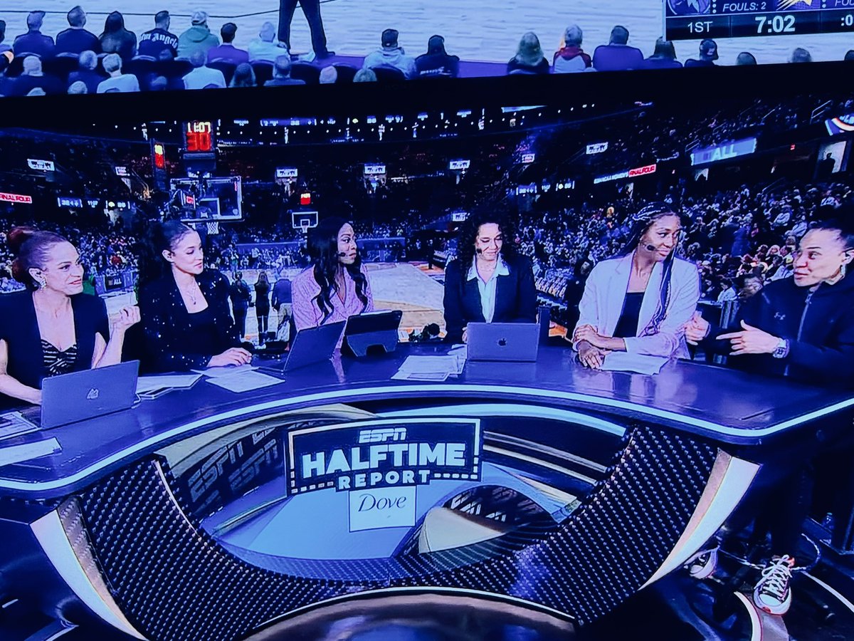 Women’s basketball has officially arrived — they crammed 6 people on a halftime show for no reason whatsoever. What a moment!