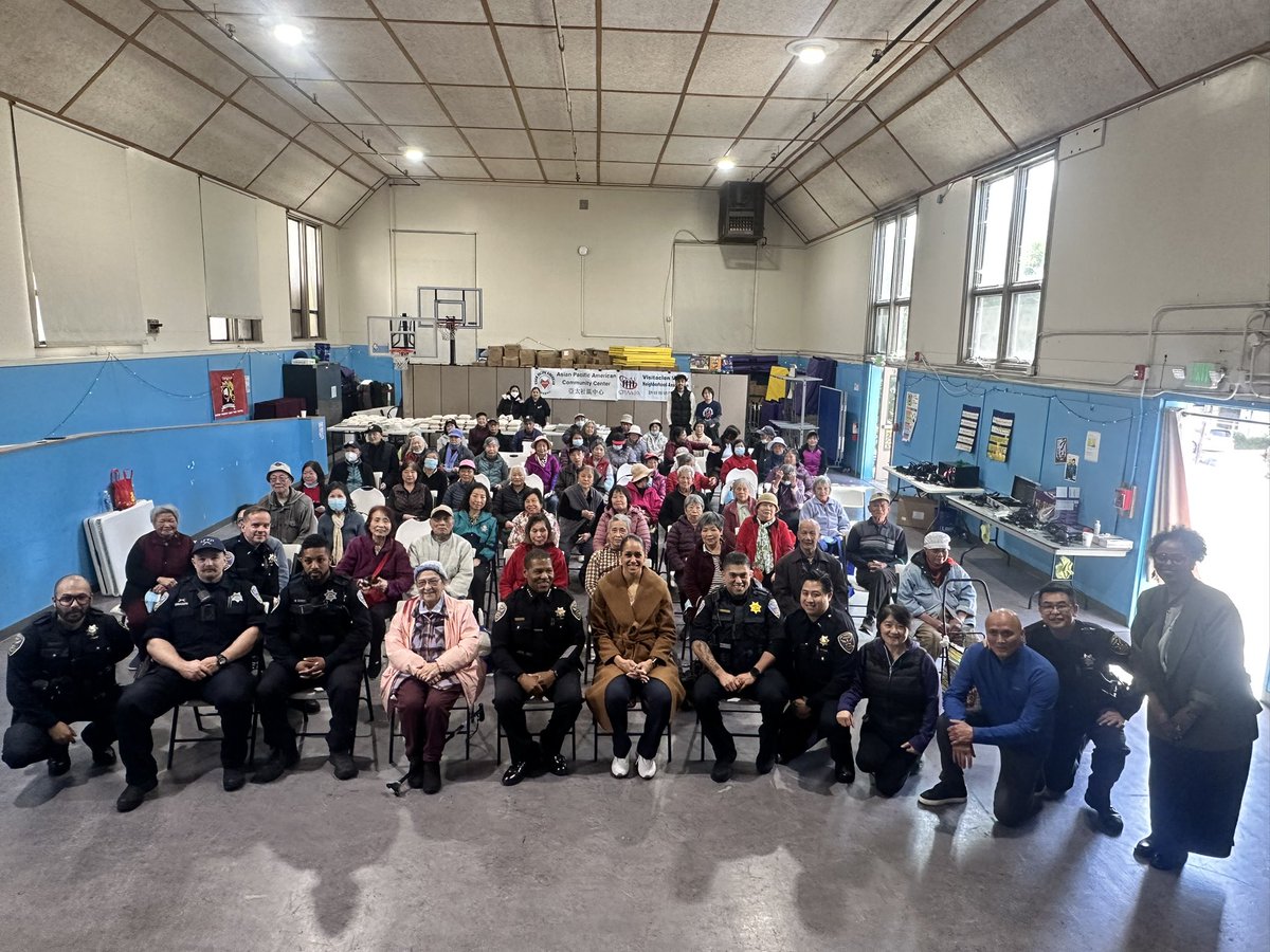 Today @SFDAOffice joined @SFPDChief, @SFPDIngleside & @APACC_SF in Visitacion Valley for a merchant walk + an educational forum w/ members of the Asian senior population. We listened to merchants’ concerns + had a dialogue w/ monolingual elders about their public safety.