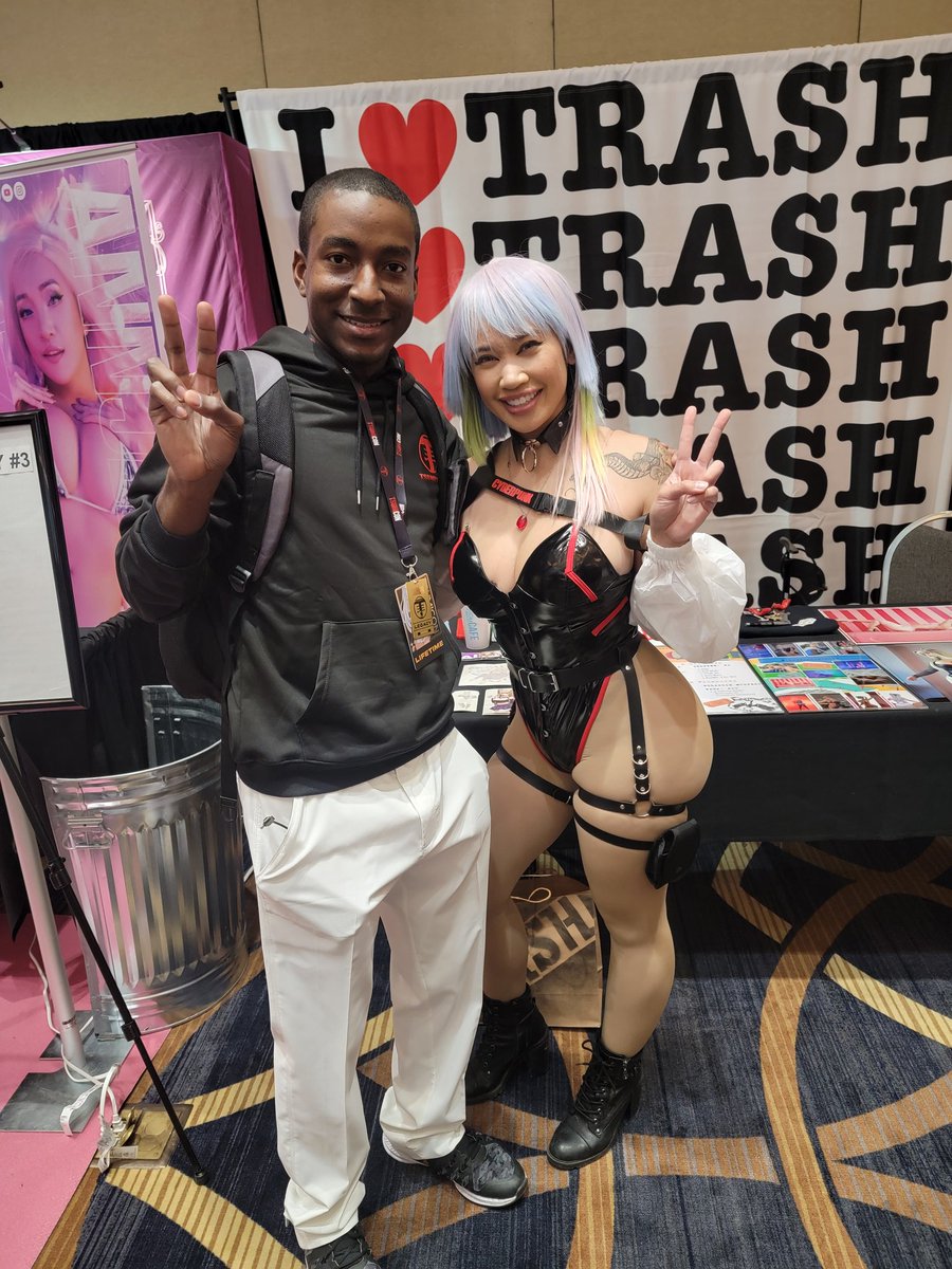 Trash Gang back at it! @thesabrinabanks Also finally got a pic with @amyfabooboo! I missed last year's opportunity lol 💖