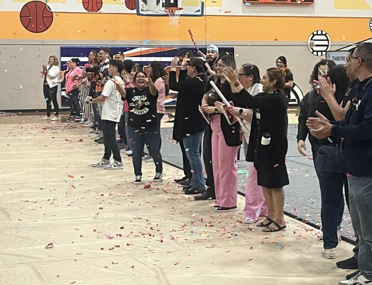 My favorite picture from today! This is the moment when students celebrated & thanked their teachers for all the hard work they do 🙌🏽 Cherry on top is when Principal Medina thanked each teacher 🥹 I love these moments 🫶🏽