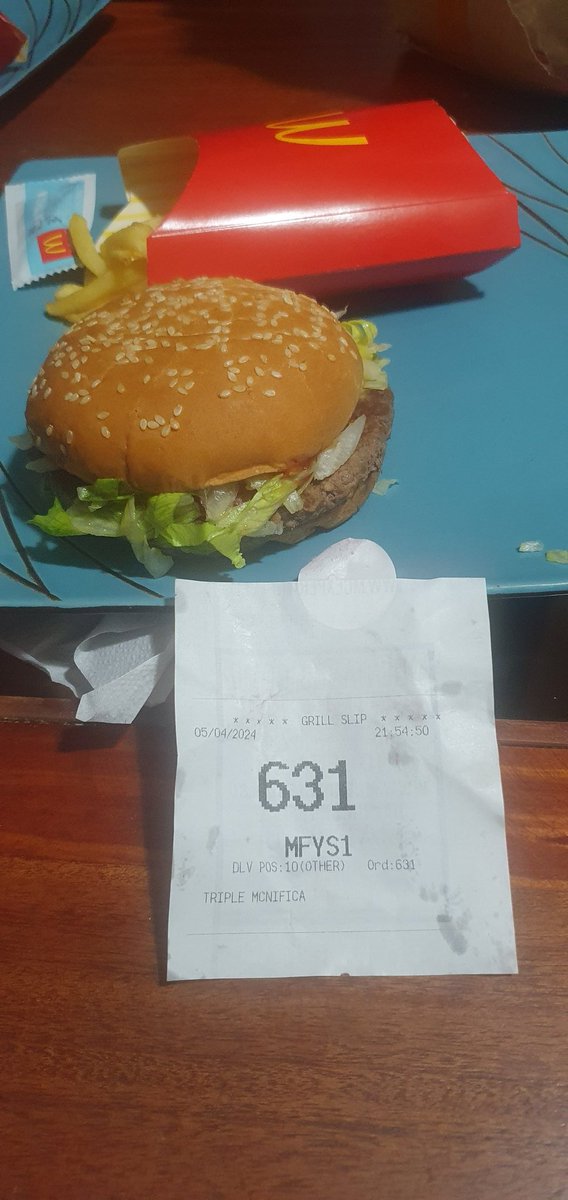 gerardo_araneda's tweet photo. @McDonalds_Cl que vergüenza... pedir 3 triples magnífica de casi 10 mil pesos c/u y que llegue esta porquería de hamburguesa... Mc Donalds de Valle Grande, Lampa. Gracias por recordarme porque nunca les compro. 😫... @pedidosya muchas gracias por su rápida respuesta a esta estada https://t.co/JTjrSJ0X91