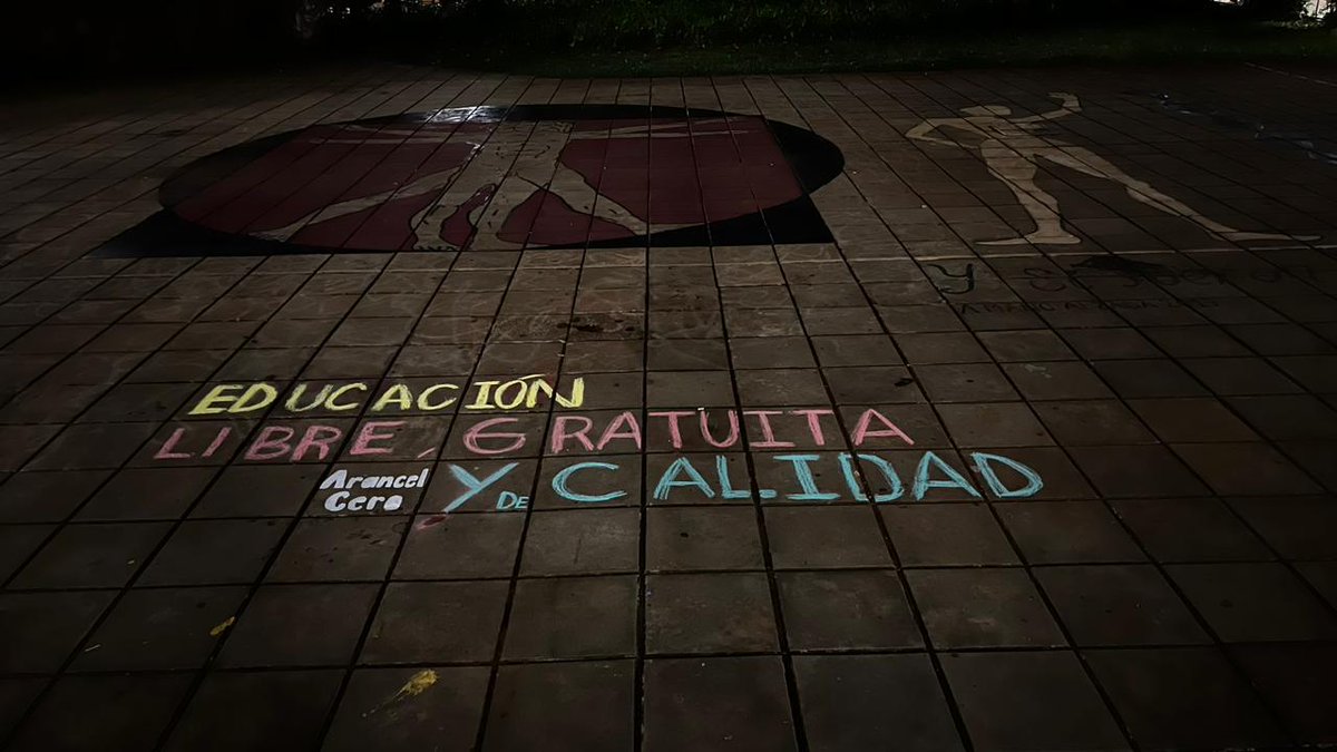 madeinparaguay's tweet photo. #AHORA Facultades en toma como medida de protesta: FACEN, FADA, FACSO y el RECTORADO.

👉🏼Se promulgó la ley Hambre Cero, dejando sin financiamiento ARANCEL CERO. Denuncian que ahora miles de estudiantes deberán volver a pagar aranceles ya que el F10 no es una garantía para el A0. https://t.co/gnPRCZ4lOk
