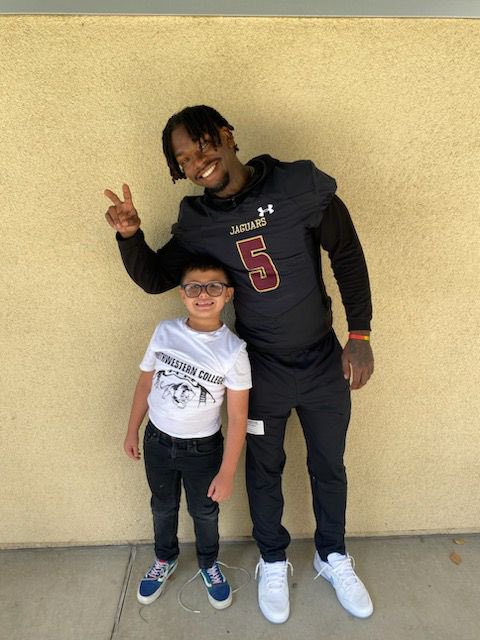 One of our core values is “Service” 🙏🏽

<a href="/teadubois_/">Ta’ Sean Du Bois</a>  is a great example of what our CULTURE is about! #ACTION 

#GoLEFT👈🏽 #PlayInTheSouthBay☀️🏈