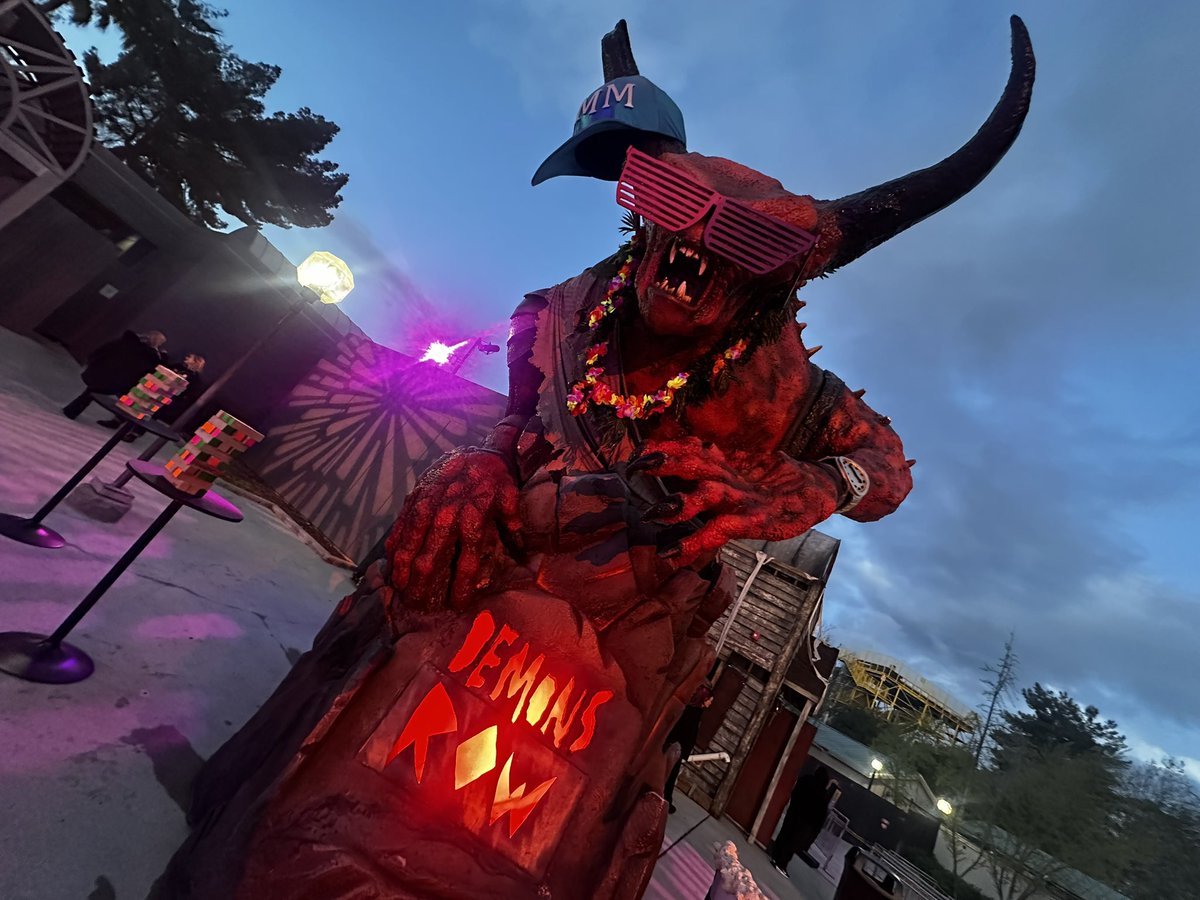 ThemeParkDuo's tweet photo. The crazy monster party starts…NOW! @SFMagicMountain #ScreamBreak https://t.co/KvGPoBODyh