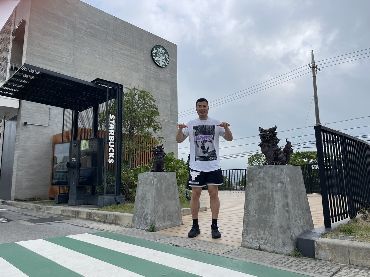 シーサーに挟まれる狼ガオー🐺 #hungry #underarmour #coffee