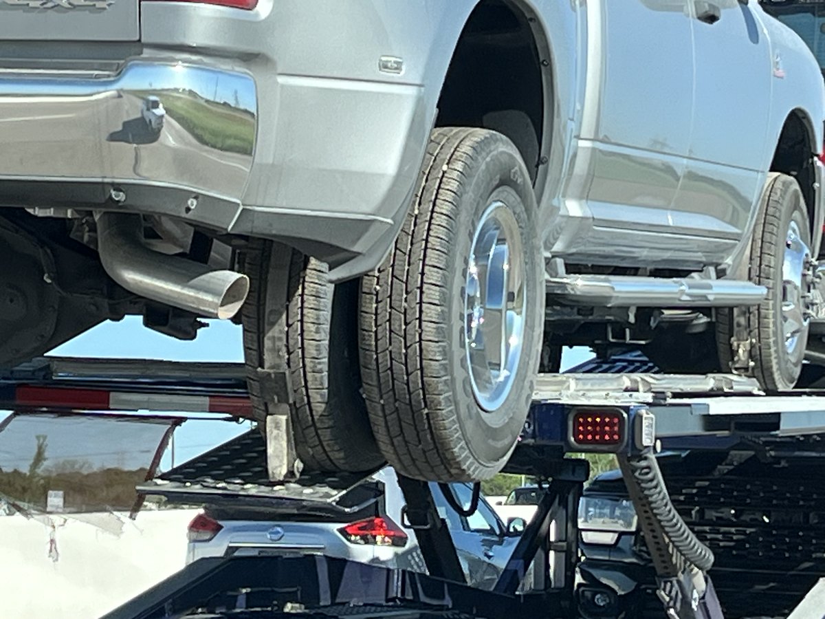Something about this makes me nervous.  Inner tire is on the extension and secured with a strap, however I just don't like how it looks.

Any Auto Transporters / Vehicle Carriers thoughts?

#OffBase #TireSafety #LoadSecurement #AutoLoad #AutoTransport #Logistics #Transportation