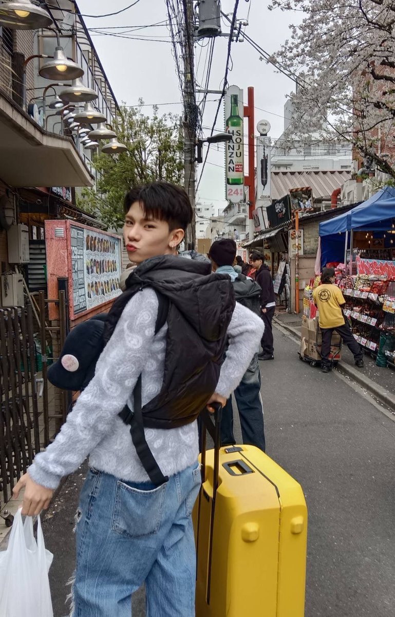 perses_official's tweet photo. ไปกันต่ออออ ออกเดินทางย้ายบ้านกันค้าบบ🚶🏻🏠🇯🇵#แอดมินจี #PERSESinJapan

#PERSES #PERSES_TH
#GNEST #GMMMusic #TPOP https://t.co/cyDeDzQPkT