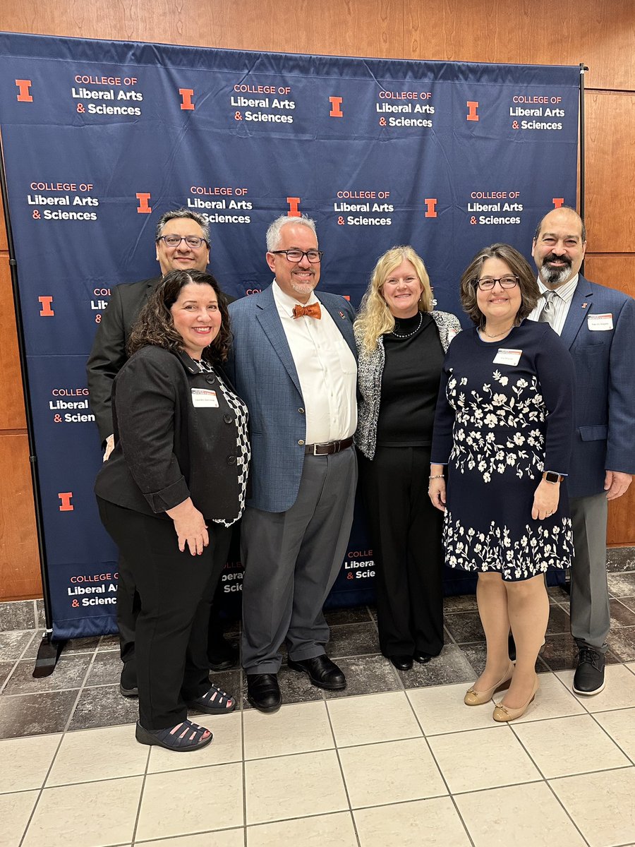 Profoundly honored to have been named recipient of @UofIllinois 2024 LAS Alumni Achievement Award! Proud to be amongst the over 180,000 alumni of College of Liberal Arts & Sciences @LASillinois @DrVKPatton @WakeCancer @LevineCancer @AtriumHealth @AtriumHealthWFB