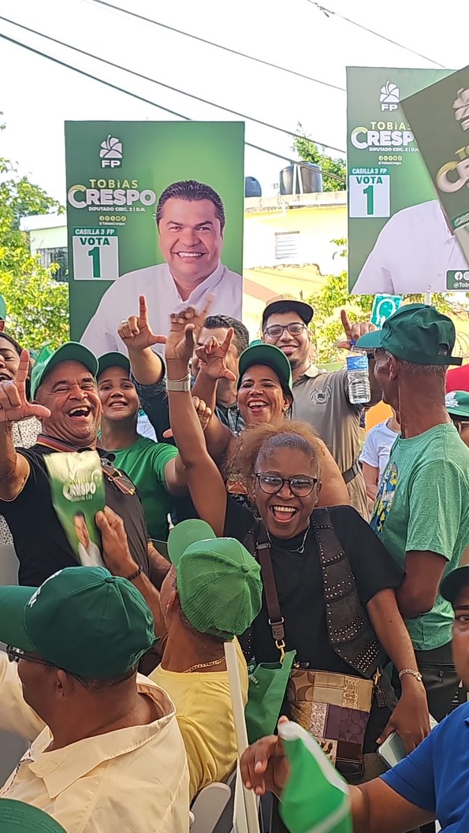 Hoy acompañando a nuestro presidente @LeonelFernandez en el sector de Los Ríos donde encabezó el acto “Encuentro Electoral y de Votantes Con Leonel “ . . . #Vota3 para que #VolvamosPaLante con #LF2024 #TobiasCrespo #ElDiputadoDeTodos 📍Distrito Nacional