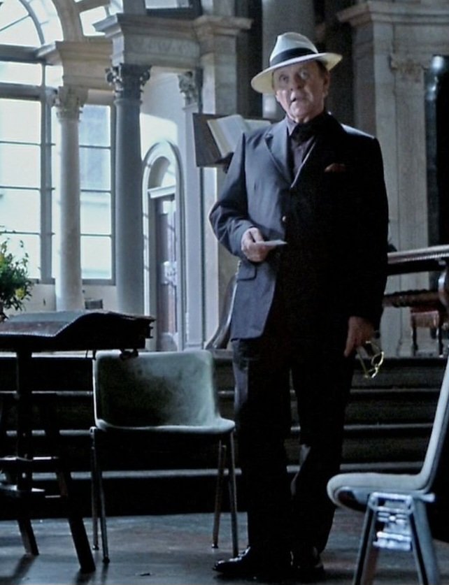 Dr.Hannibal Lecter,terlihat pria baya yg charming,menawan,baik.Faktanya 360 drajat,Ia monster plng mengerikan.so mmng tampang dan kesan itu bisa sangat menipu.
Ada negeri khatulistiwa yg 9 thn byak orng ketipu,kecele oleh 1 orng.faktor tampang diantaranya.
He he he...