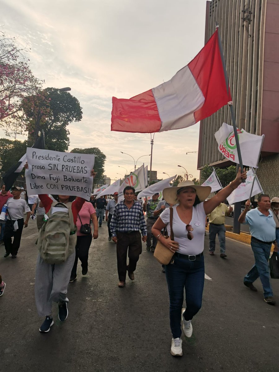 1 año y medio después del golpe contra Pedro Castillo, los ciudadanos de a pie siguen exigiendo su LIBERTAD Y RESTITUCIÓN 📷 una galería hecha con cariño para @francemanuele y los que desde afuera no pueden estar conectados con el Perú popular